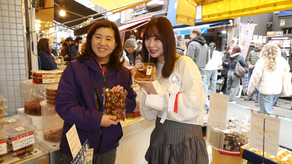 元SKE48の高柳明音さんが築地場外市場で「おにぎりの具材巡り」　イベント公式アンバサダーとして情報発信