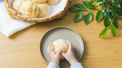 こめ油と米粉使用「もっちり米粉のミニメロンパン」新発売　築野食品
