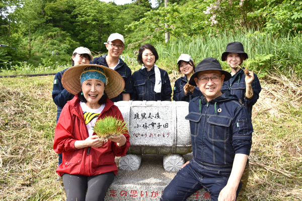 東京農業大学の学生が山古志地域「小林幸子田」で田植え作業