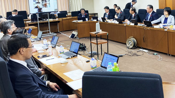 【次期酪肉近本文案】酪農拡大路線を転換　生乳目標732万トン据え置き