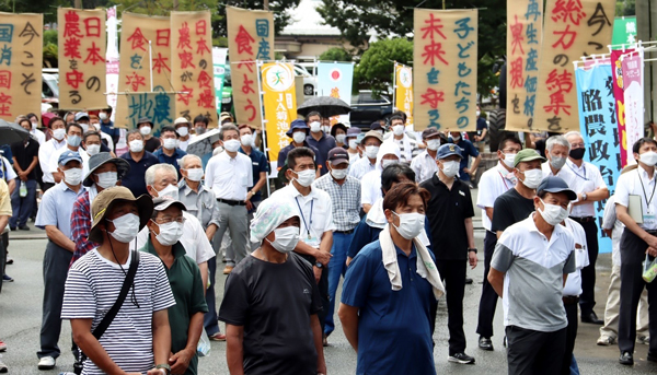 【シリーズ・酪農「有事」を追う（上）】離農加速、１万戸割れの衝撃　円安と需給緩和に政策遅延