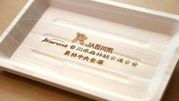 香川県産ヒノキを使用した木製カルトンを導入