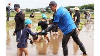 ＪＡ菊池青壮年部泗水支部が地元小学生に田植え指導
