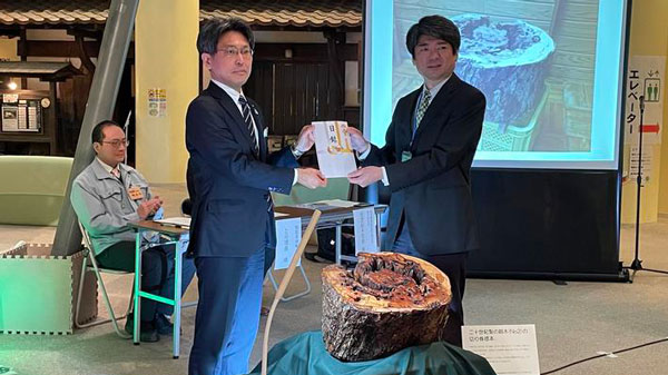 二十世紀梨の親木切り株標本引渡し式開催