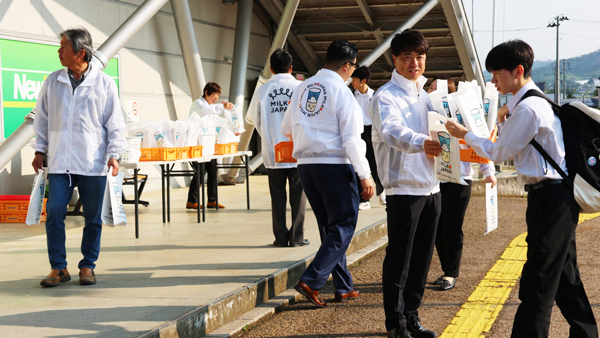 「6月は牛乳月間！毎日、県産牛乳を飲もう」　山形駅と赤湯駅で高校生に牛乳を配布　山形県牛乳普及協会