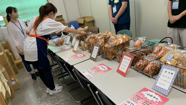 配送センター職員に商品アピール　初の就労支援事業所販売会　パルシステム埼玉