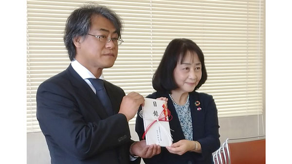 ウクライナからの避難者支援へ寄付金と支援品を贈呈　パルシステム福島