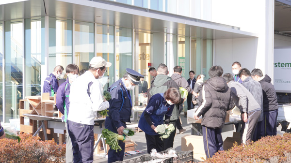 特別支援学校生徒による農産物・工芸品の販売会　熊谷の物流センターで開催　パルライン