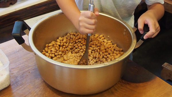 子ども食堂でみそづくり体験　大豆提供で協力　パルシステム埼玉