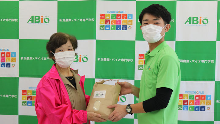 ひとり親家庭を支援　学生が栽培した米200キロ寄贈　新潟農業・バイオ専門学校