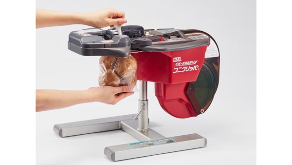 袋とじ機「コニクリッパ」用結束クリップ バイオマス素材配合で新発売