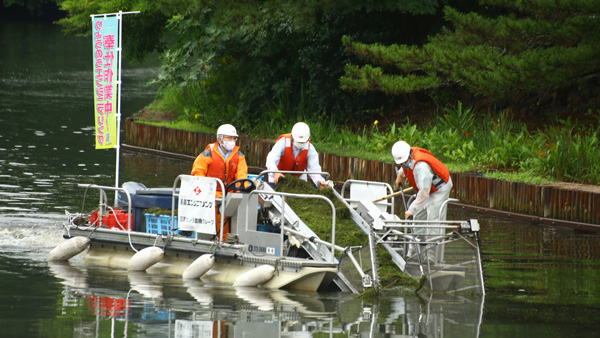 「藻刈り船」の性能実証兼ね　松江堀川で水草除去　菱農エンジニアリング
