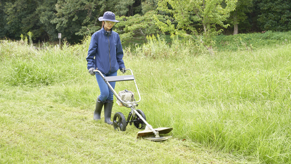 肩掛けせず押すだけで草刈り「キャリー式草刈機」販売開始 工進