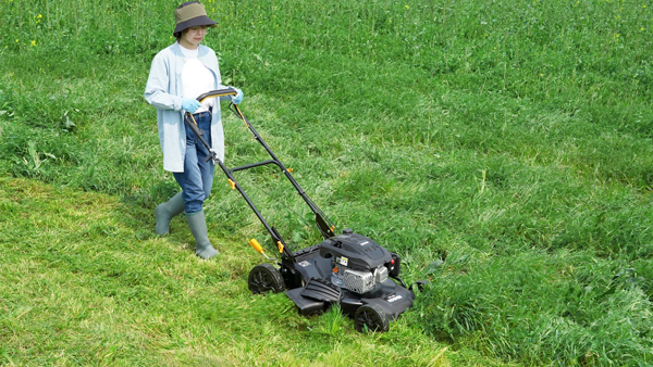 草刈りをラクにする自走式草刈機を発売　工進