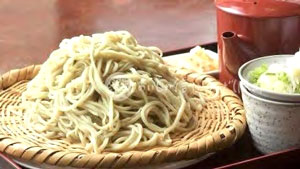品種改良に10年　翡翠のように緑がかった麺「信州ひすいそば」開発