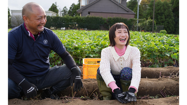 松本まりか　千葉の畑で全力さつまいも掘り「紅のご褒美」PR動画第二弾公開