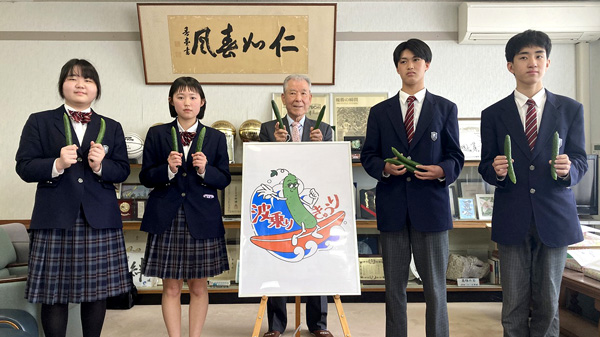 徳島県海部のきゅうりをPR　ロゴマーク「波乗りきゅうり」誕生